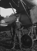 Porträttfoto av militäre flygaren Georg Hägglöv i flygdräkt framför flygplan J 3/S 6 Fokker, cirka 1927-1929.