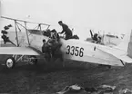 En flygspanare får hjälp att kliva upp i flygplan S 6 nr 3356, ca 1935.