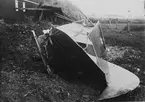 Närbild av del av havererat flygplan FVM S 18, nr 992, vid Lagerlunda, Malmslätt, den 6 juli 1921.