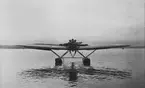 Flygplan S 5, Heinkel He 5 Hansa, med flottörer, kör på vatten ca 1927-1935. Vy framifrån. Eventuellt på sjön Roxen.