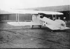 Flygplan Phönix D.III nr 935 (Ur-Phönix) står framför en byggnad på Malmen, ca 1919-1921.