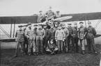 Gruppfoto av personal vid Flygkompaniet framför flygplan Phönix C.I Dront, ca 1920-1925.