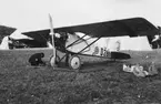 Tyskt sportflygplan Stahlwerk Mark R III civilregistrerat D281 på Internationella luftfartsutställningen, ILUG, i Göteborg, 1923. Vy framifrån. En man i arbete vid flygplanet.