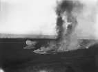 Havererat flygplan SW 12 Albatros BIIa under brand på flygfält i Ljungbyhed, 1918.