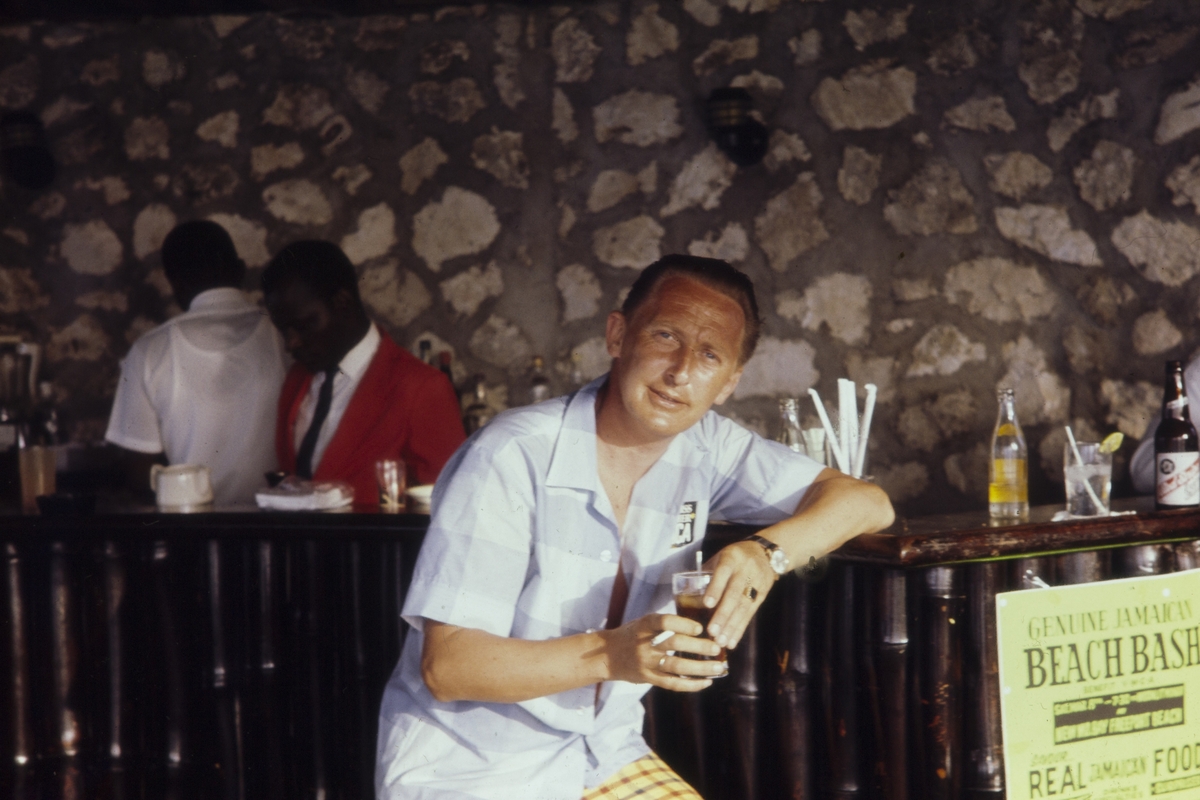 Rolf Bothner på en strandbar.