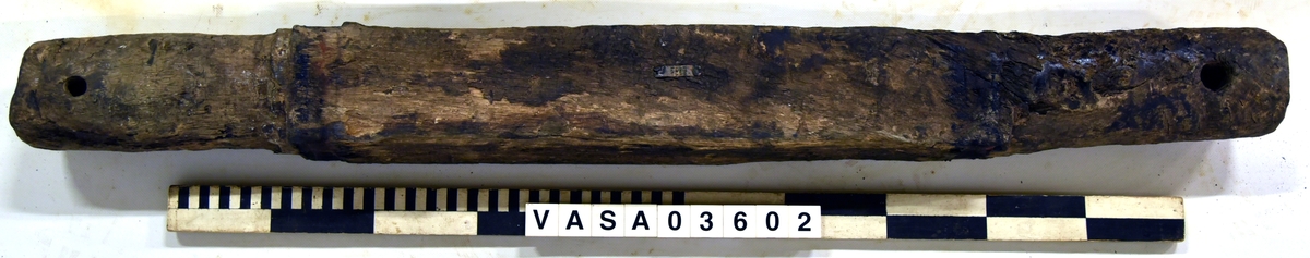 Eroderad lavettaxel,  dokumenterades monterad, ( vissa mått kunde inte tas).  

Eroded axle, recorded  assembled, ( some measurements unobtainable)
