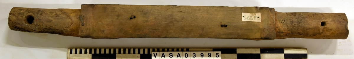 Lavettaxel, bak. 
Rear axle, remounted with hardware.