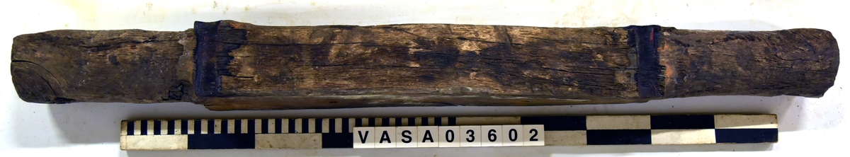 Eroderad lavettaxel,  dokumenterades monterad, ( vissa mått kunde inte tas).  

Eroded axle, recorded  assembled, ( some measurements unobtainable)