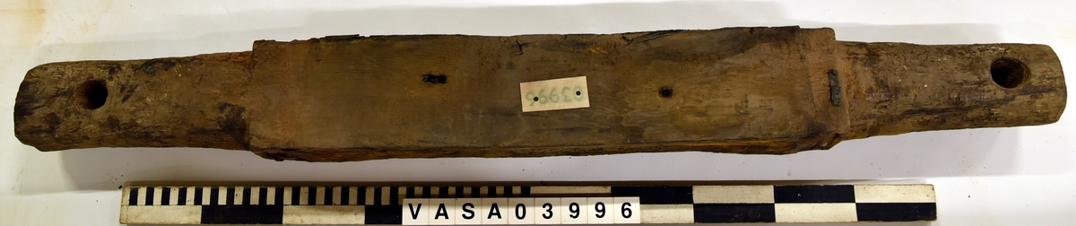 Lavettaxel, fram. Kraftig eroderad och missbildning. 

Axle front, heavy eroded and misshapen.