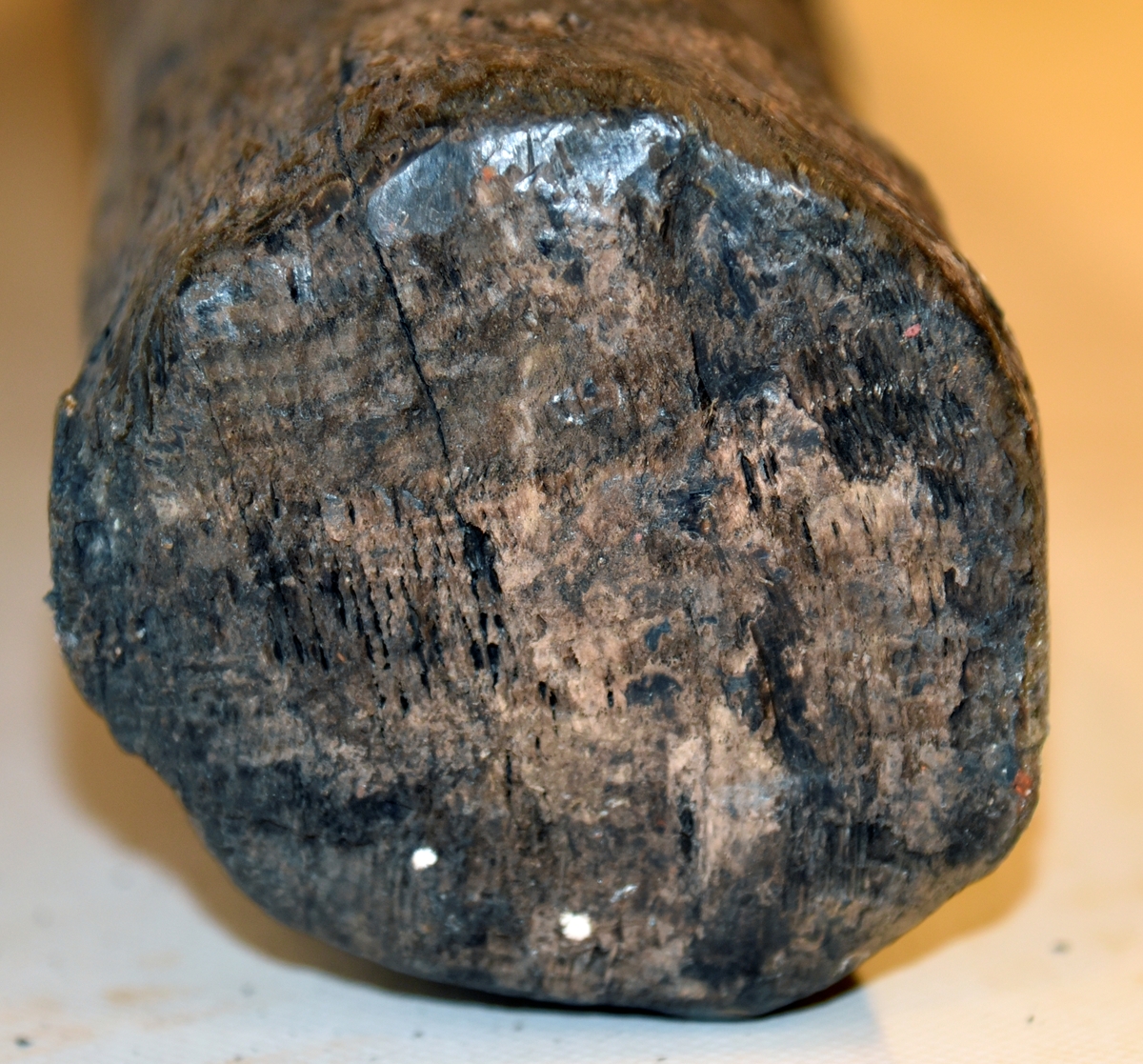 Eroderad lavettaxel,  dokumenterades monterad, ( vissa mått kunde inte tas).  

Eroded axle, recorded  assembled, ( some measurements unobtainable)