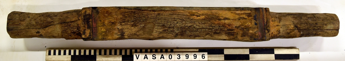Lavettaxel, fram. Kraftig eroderad och missbildning. 

Axle front, heavy eroded and misshapen.