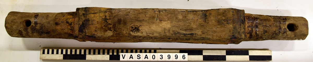 Lavettaxel, fram. Kraftig eroderad och missbildning. 

Axle front, heavy eroded and misshapen.