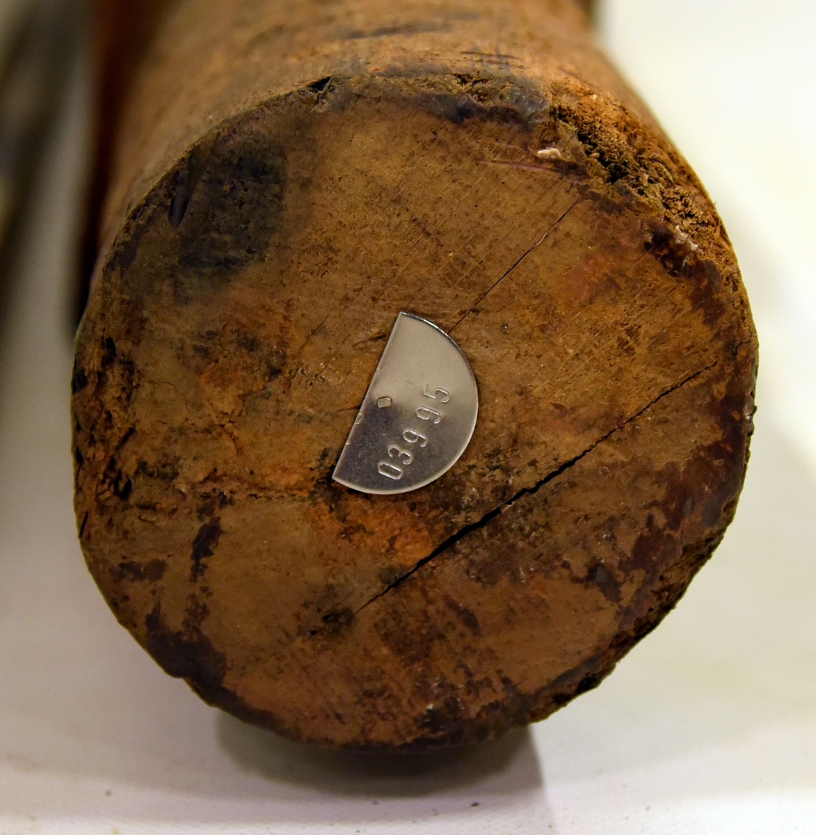 Lavettaxel, bak. 
Rear axle, remounted with hardware.