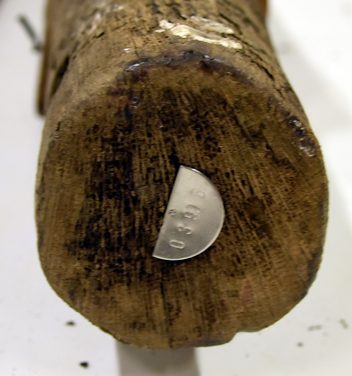 Lavettaxel, fram. Kraftig eroderad och missbildning. 

Axle front, heavy eroded and misshapen.