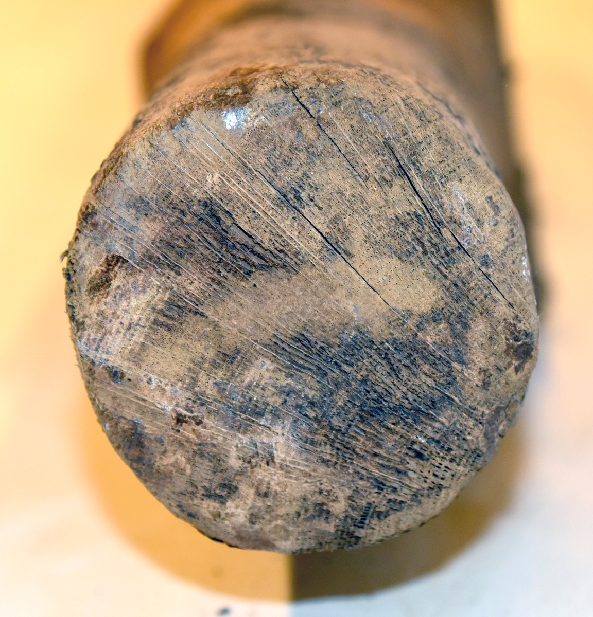 Lavettaxel, bak. 
Rear axle, remounted with hardware.