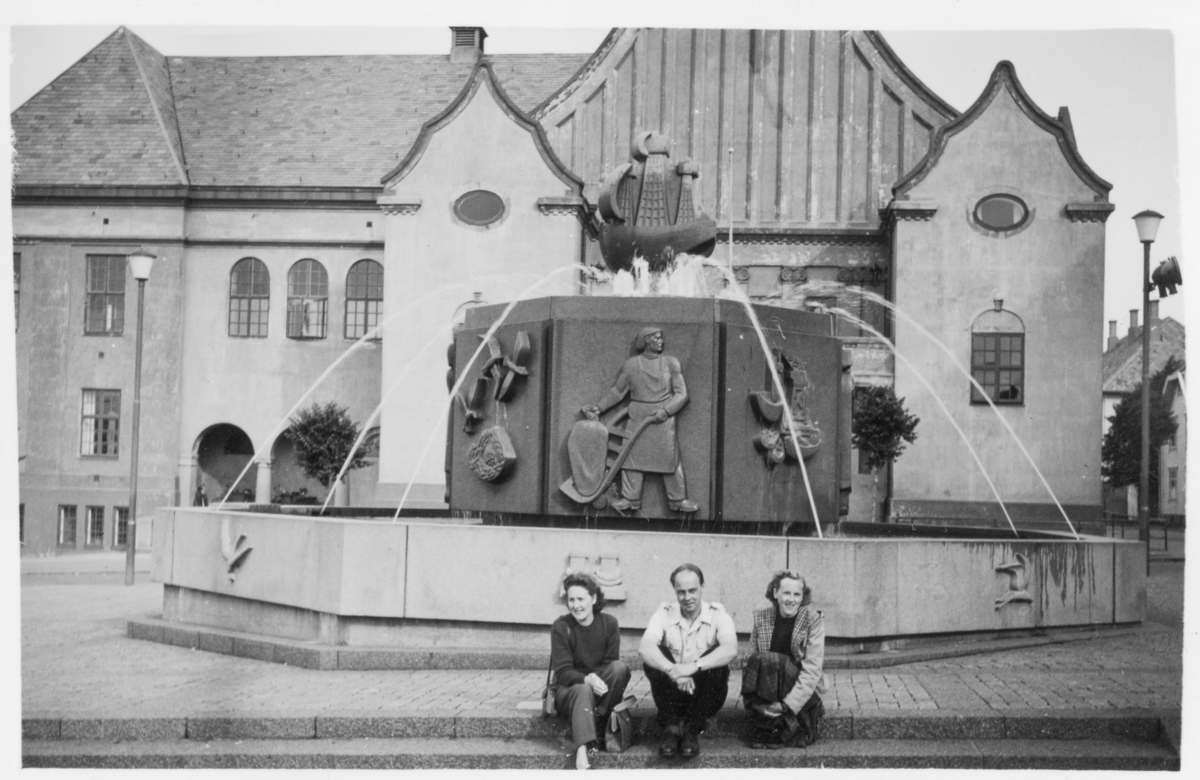 Tre personer på Rådhusplassen i Haugesund.