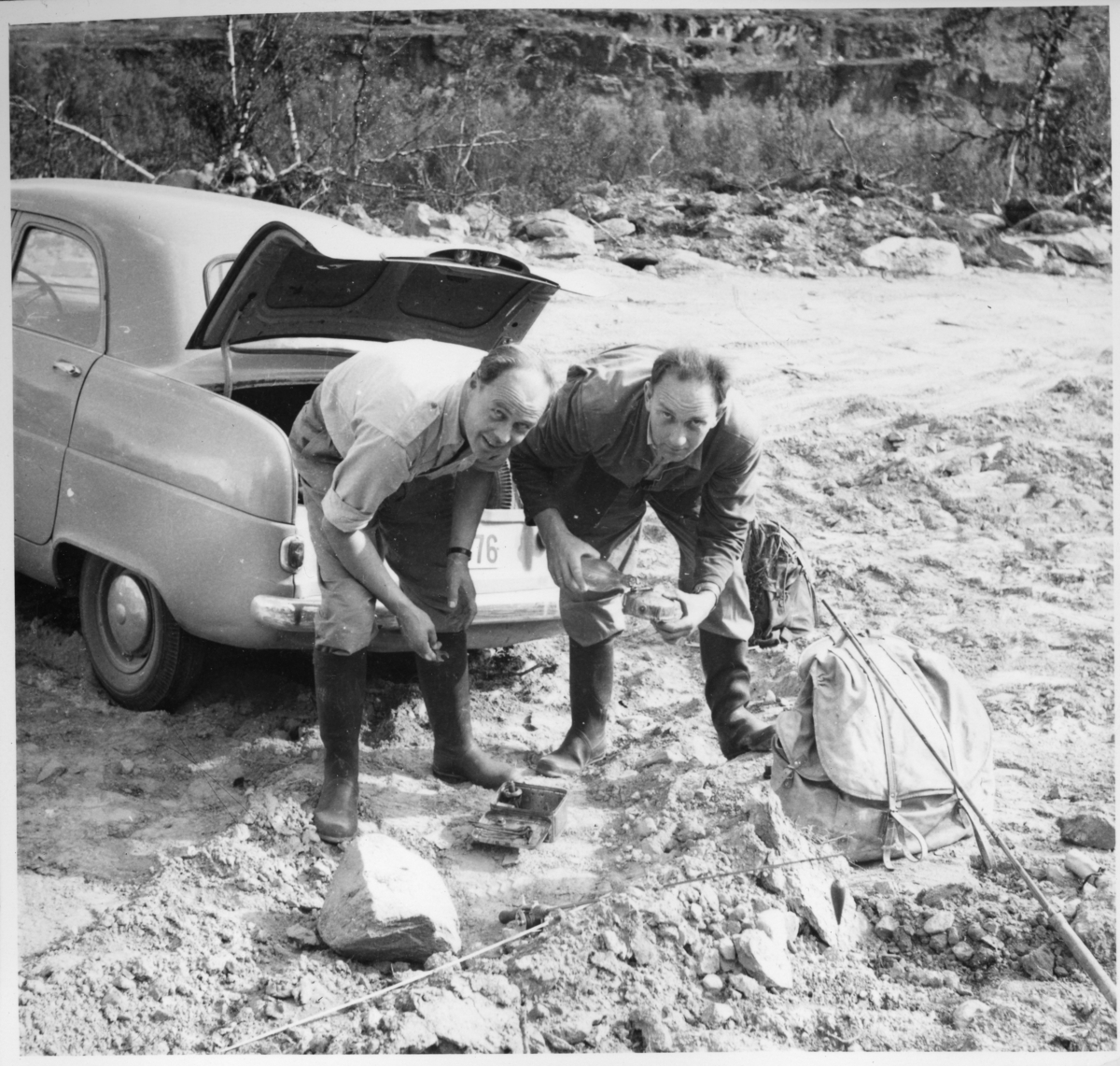 Johan Haakstad og Astrup Nilssen på fisketur. Bil i bakgrunnen.