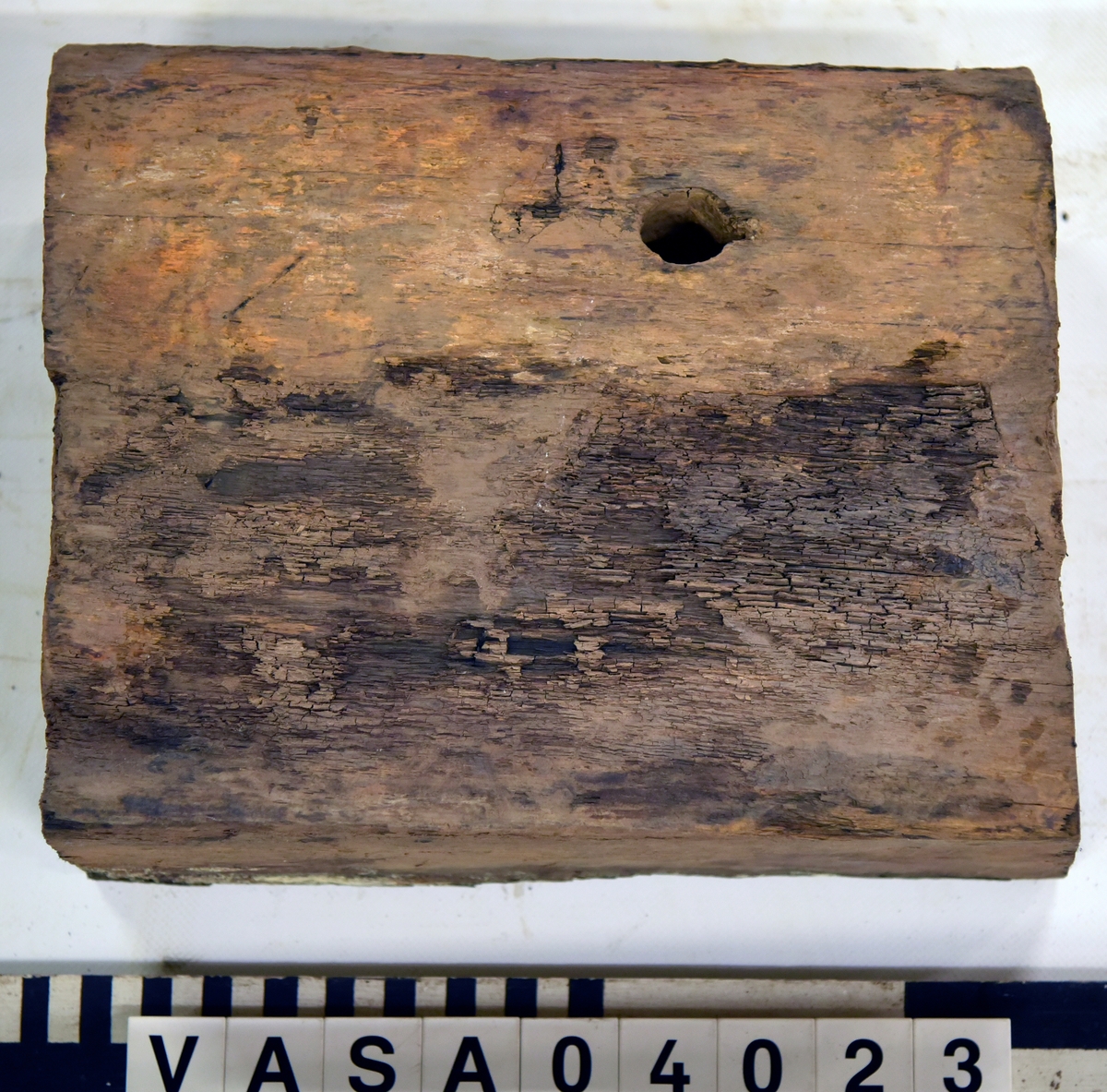 Kolv till lavett. uppmonterad med beslag. 

Transom, remounted with hardware. Recorded assembled.