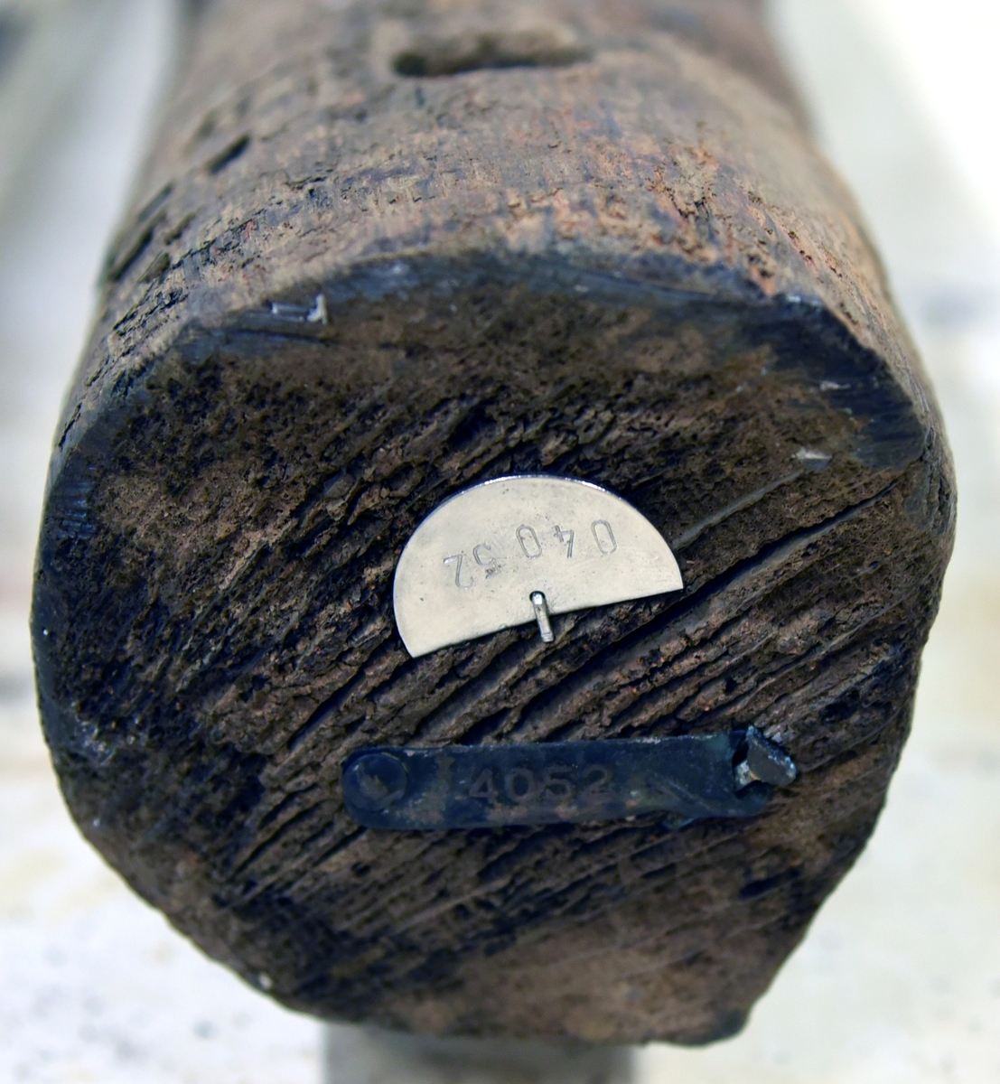 Lavettaxel, bak. Monterad med beslag, Dokumenterades ihopsatt. Vissa mått kunde inte tas. 

Rear axle, remounted with hardware. Recorded assembled. Some measurements unobtainable.
