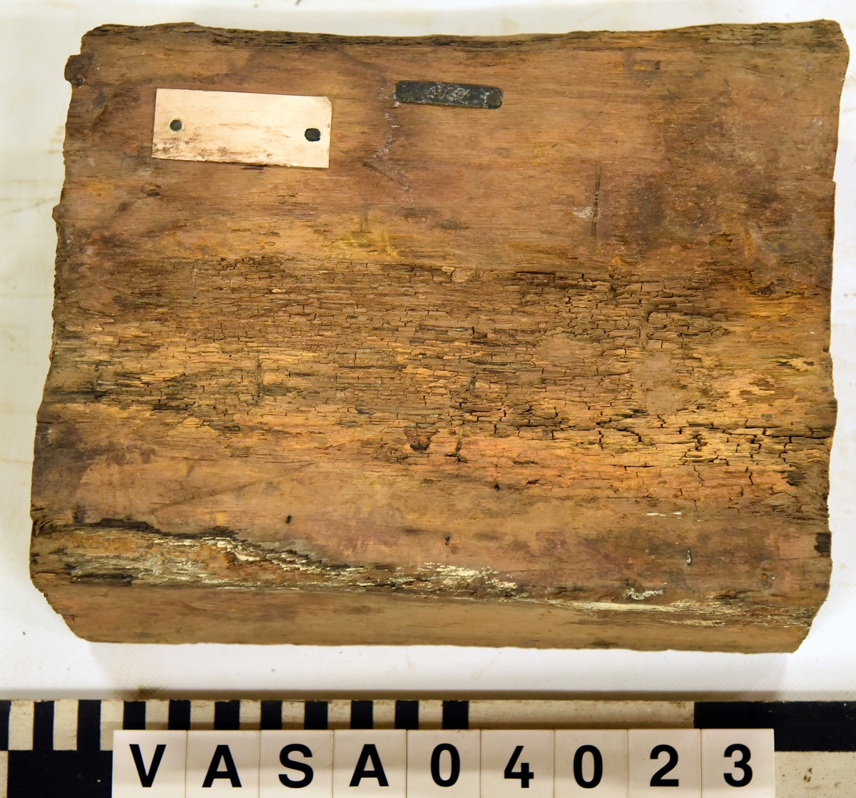 Kolv till lavett. uppmonterad med beslag. 

Transom, remounted with hardware. Recorded assembled.