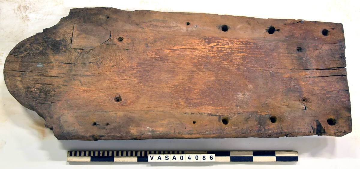 Lavettbotten. Splintarna till de långa bultarna har suttit på undersidan. Dutzhman plug. 

Cannon bed with Dutzhman plug.