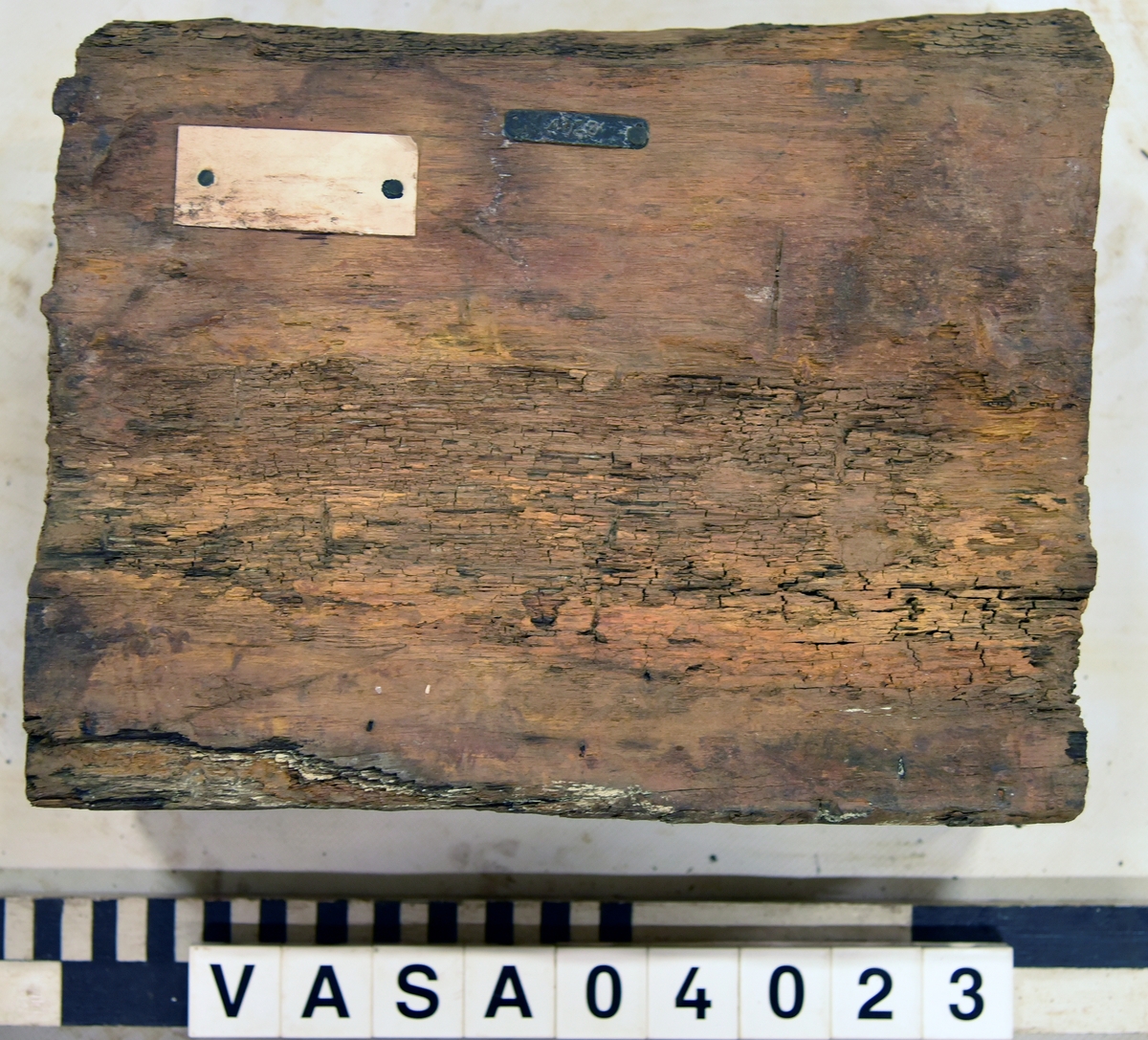 Kolv till lavett. uppmonterad med beslag. 

Transom, remounted with hardware. Recorded assembled.