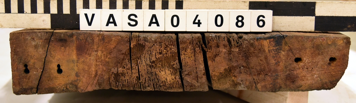 Lavettbotten. Splintarna till de långa bultarna har suttit på undersidan. Dutzhman plug. 

Cannon bed with Dutzhman plug.