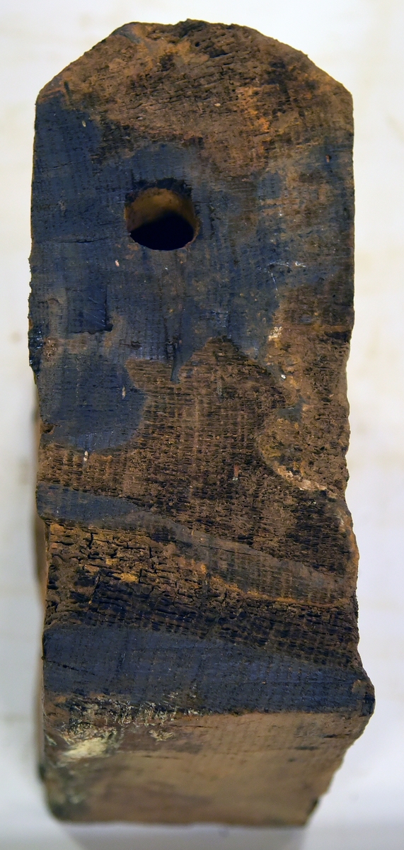 Kolv till lavett. uppmonterad med beslag. 

Transom, remounted with hardware. Recorded assembled.