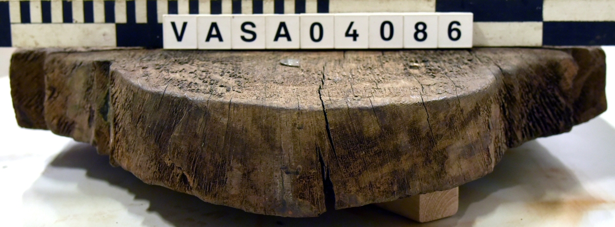 Lavettbotten. Splintarna till de långa bultarna har suttit på undersidan. Dutzhman plug. 

Cannon bed with Dutzhman plug.