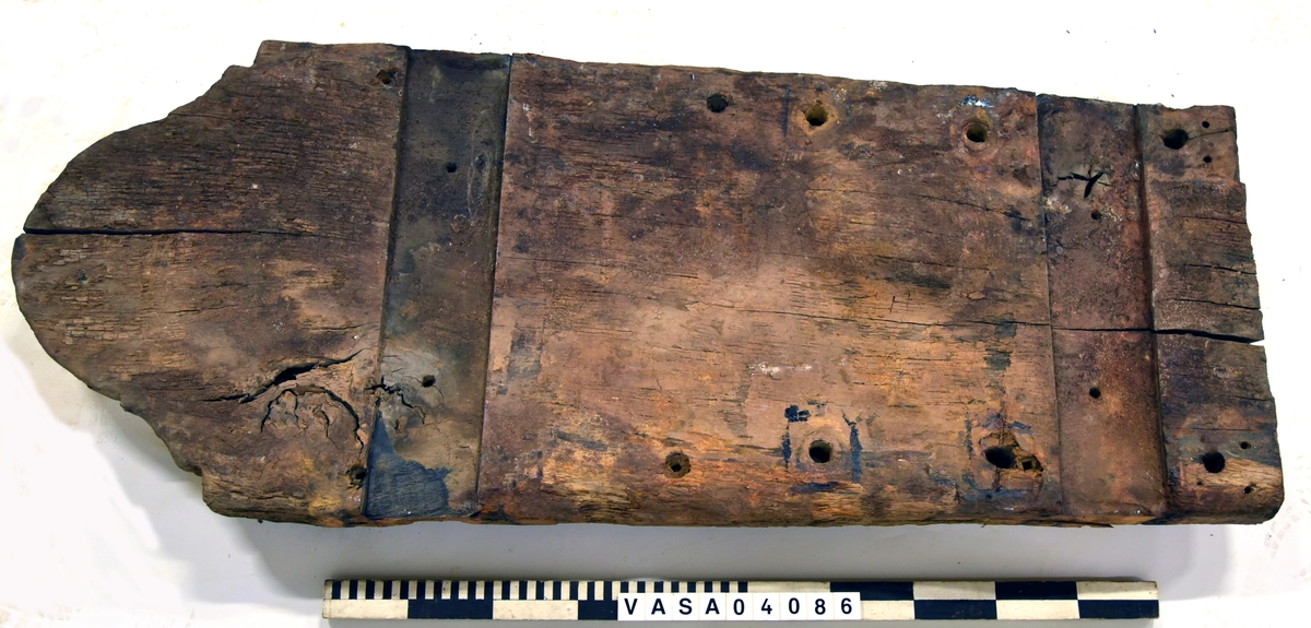 Lavettbotten. Splintarna till de långa bultarna har suttit på undersidan. Dutzhman plug. 

Cannon bed with Dutzhman plug.