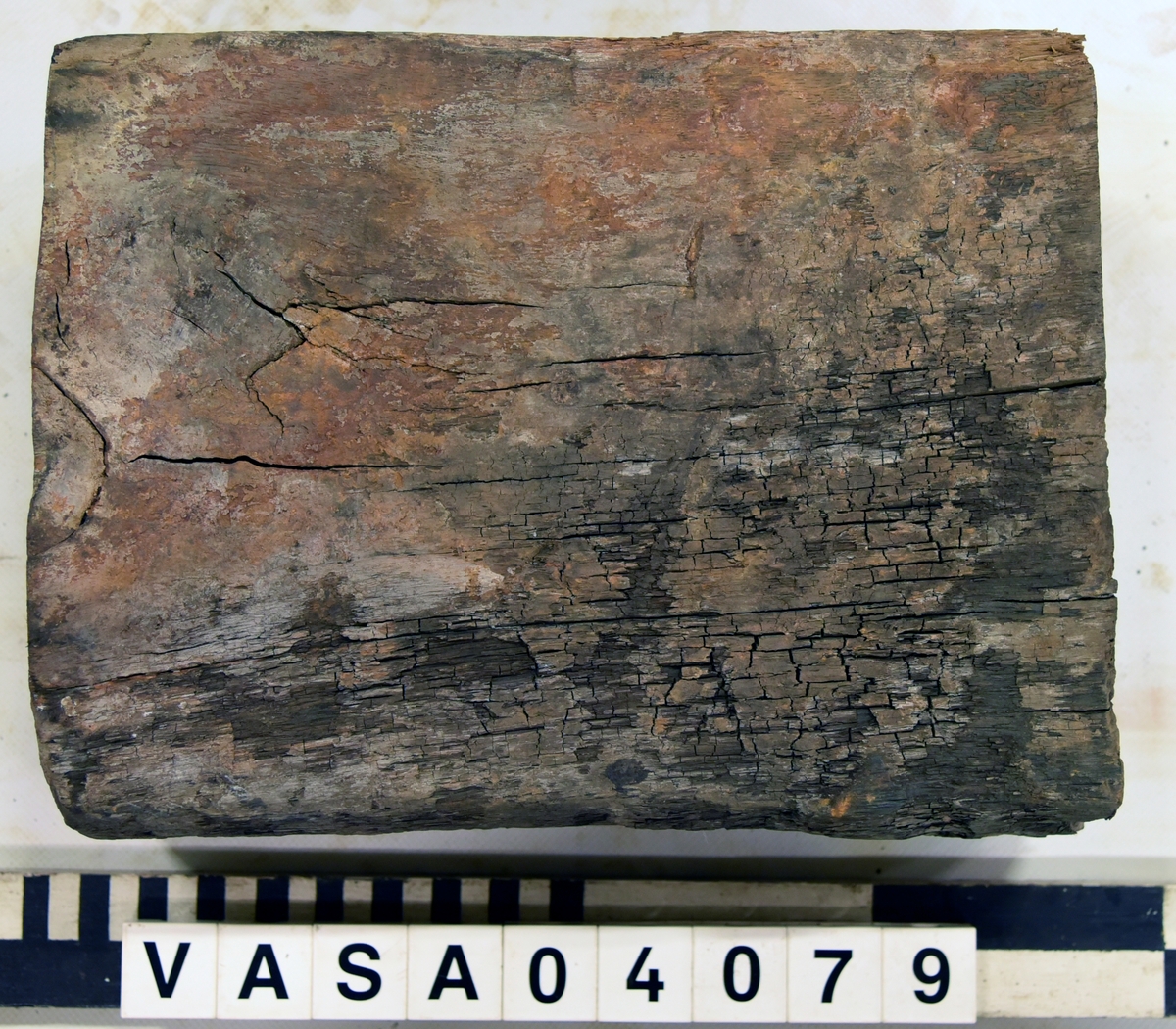 Kolv till lavett. Torr och eroderad lavettkolv, de övre kanterna eroderade.  

Dried & eroded transom, recorded assembled (some measurements  unobtainable) top edges eroded.