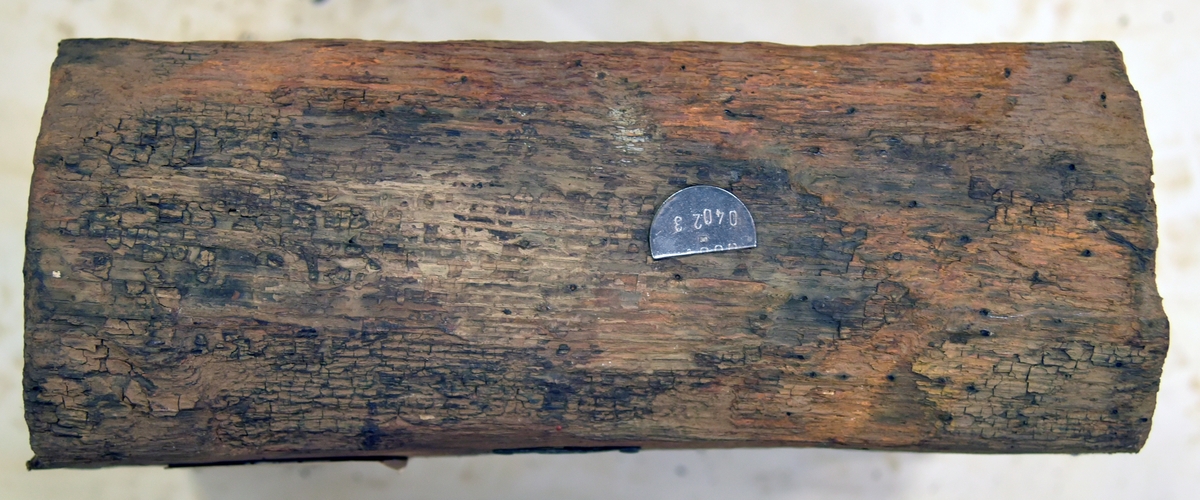 Kolv till lavett. uppmonterad med beslag. 

Transom, remounted with hardware. Recorded assembled.