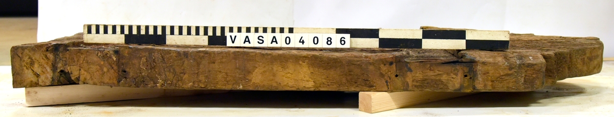 Lavettbotten. Splintarna till de långa bultarna har suttit på undersidan. Dutzhman plug. 

Cannon bed with Dutzhman plug.