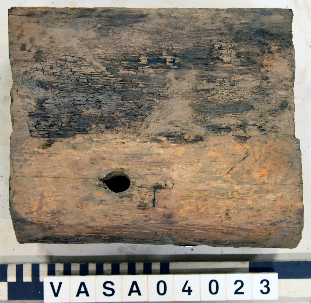 Kolv till lavett. uppmonterad med beslag. 

Transom, remounted with hardware. Recorded assembled.