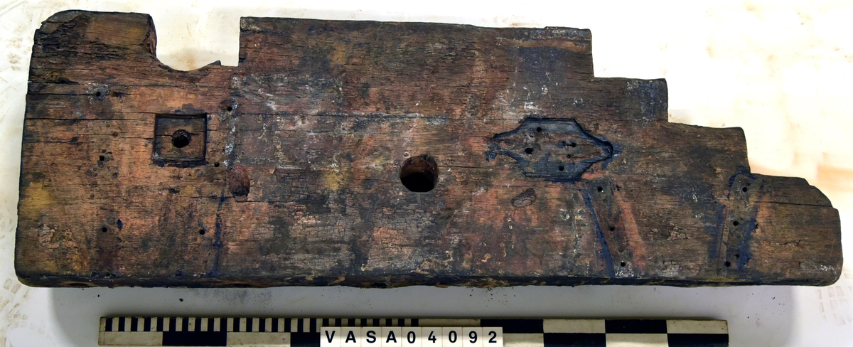 Lavettsida vänster med tre trappsteg. Torr behandlad, behållen mörk färg.

Left gun carriage cheek, dry treated, retained, dark colour.