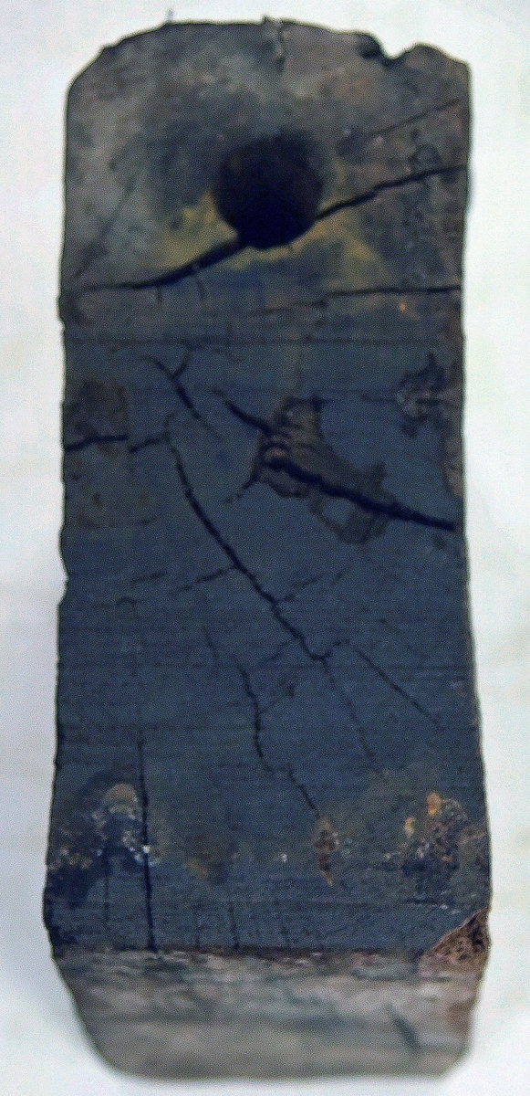 Kolv till lavett. Torr och eroderad lavettkolv, de övre kanterna eroderade.  

Dried & eroded transom, recorded assembled (some measurements  unobtainable) top edges eroded.