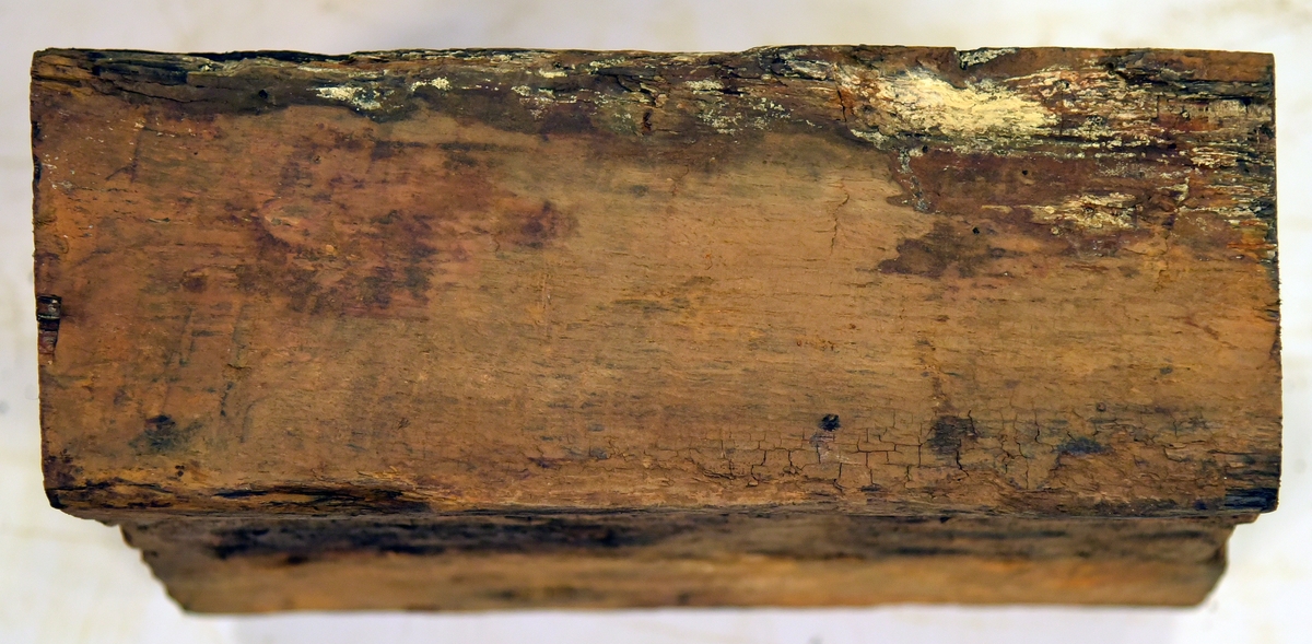 Kolv till lavett. uppmonterad med beslag. 

Transom, remounted with hardware. Recorded assembled.
