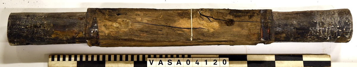 Lavettaxel fram. Välbevarad med två hål för tränagel. 

Axle front edge of a gun carriage, good condition, two large pin holes.