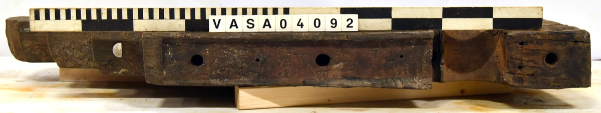 Lavettsida vänster med tre trappsteg. Torr behandlad, behållen mörk färg.

Left gun carriage cheek, dry treated, retained, dark colour.