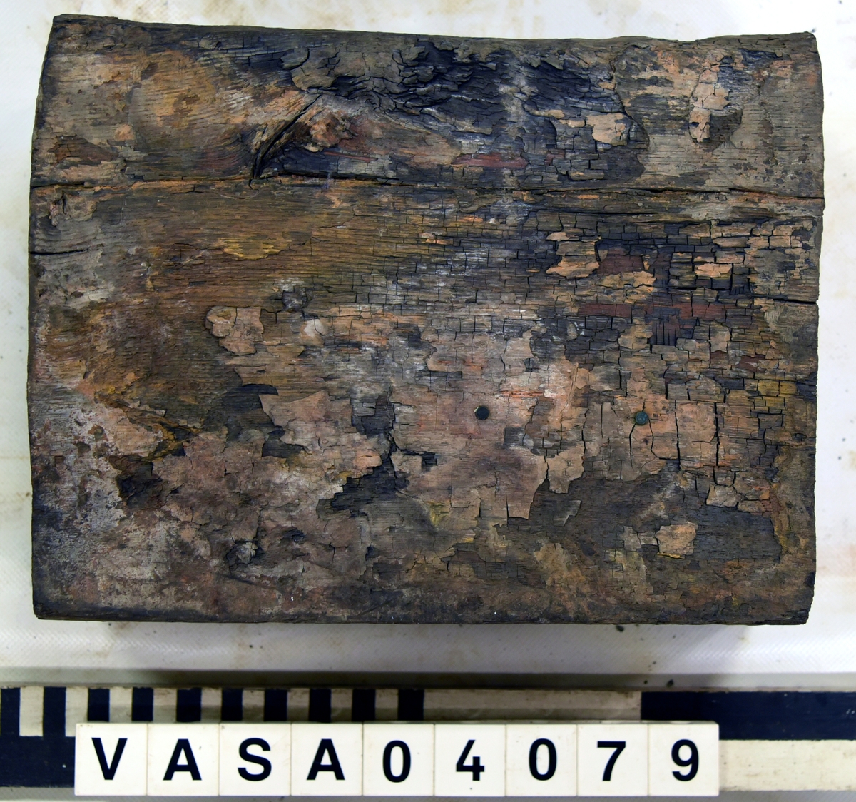 Kolv till lavett. Torr och eroderad lavettkolv, de övre kanterna eroderade.  

Dried & eroded transom, recorded assembled (some measurements  unobtainable) top edges eroded.