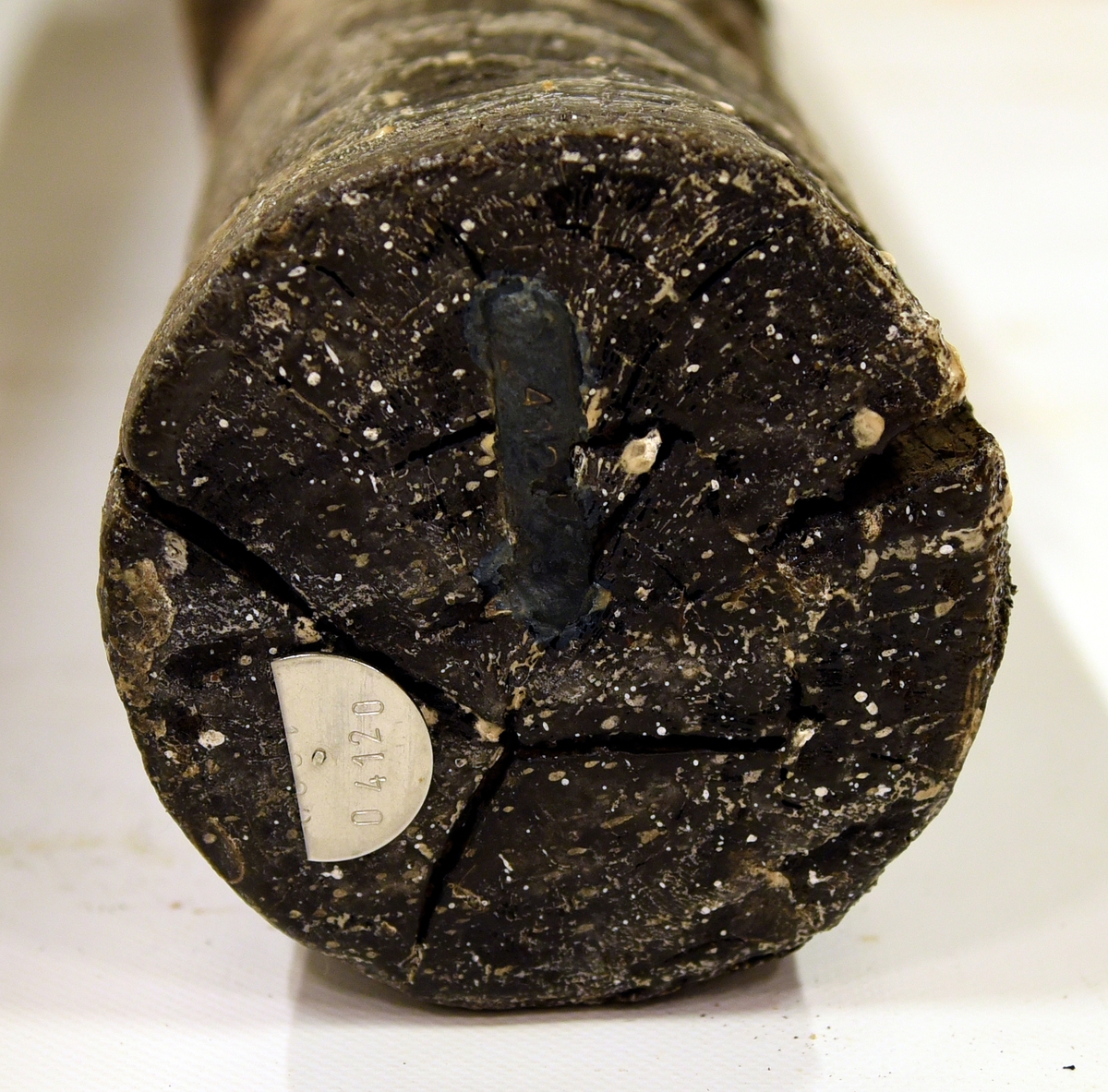 Lavettaxel fram. Välbevarad med två hål för tränagel. 

Axle front edge of a gun carriage, good condition, two large pin holes.