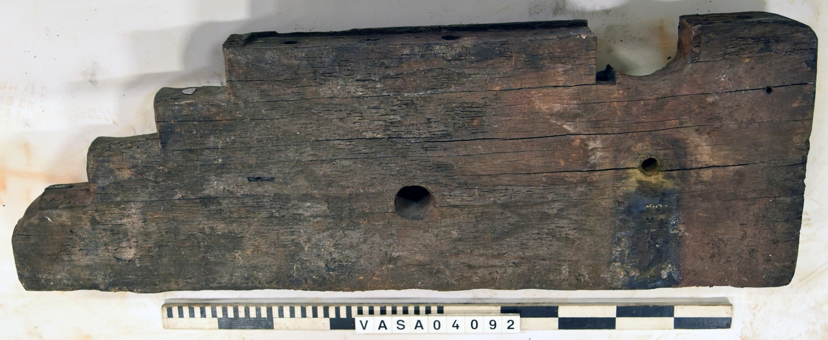 Lavettsida vänster med tre trappsteg. Torr behandlad, behållen mörk färg.

Left gun carriage cheek, dry treated, retained, dark colour.