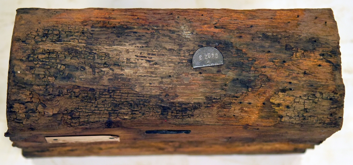 Kolv till lavett. uppmonterad med beslag. 

Transom, remounted with hardware. Recorded assembled.