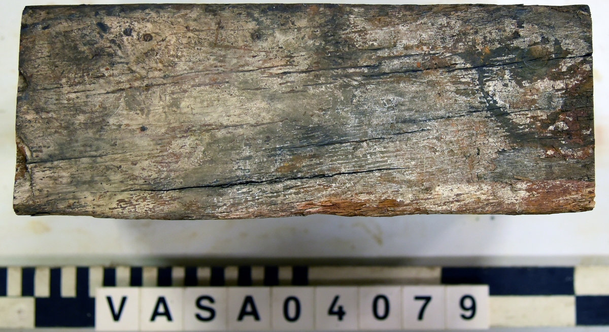 Kolv till lavett. Torr och eroderad lavettkolv, de övre kanterna eroderade.  

Dried & eroded transom, recorded assembled (some measurements  unobtainable) top edges eroded.