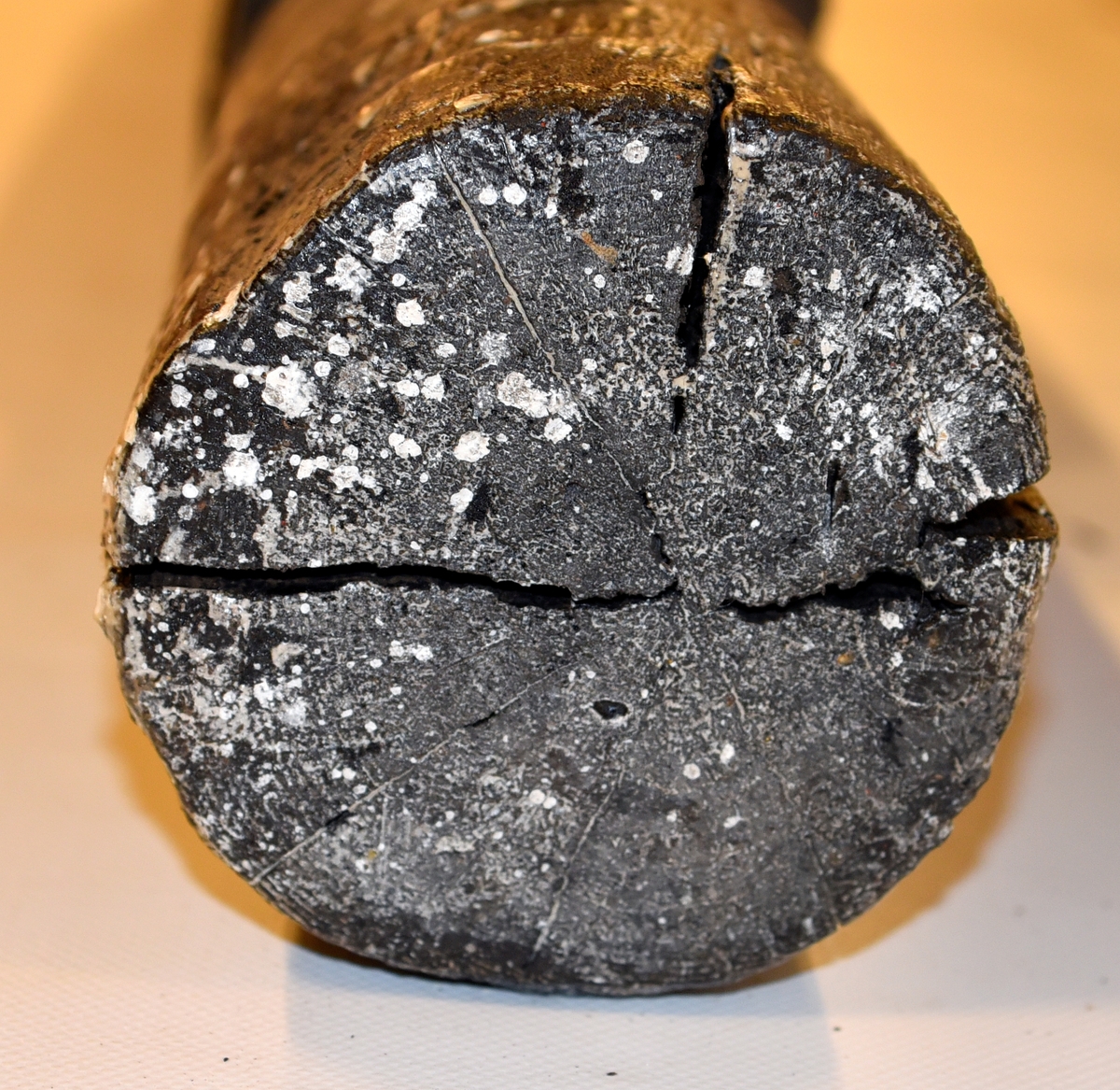 Lavettaxel fram. Välbevarad med två hål för tränagel. 

Axle front edge of a gun carriage, good condition, two large pin holes.