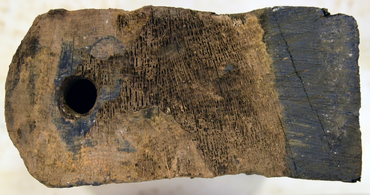 Kolv till lavett. uppmonterad med beslag. 

Transom, remounted with hardware. Recorded assembled.