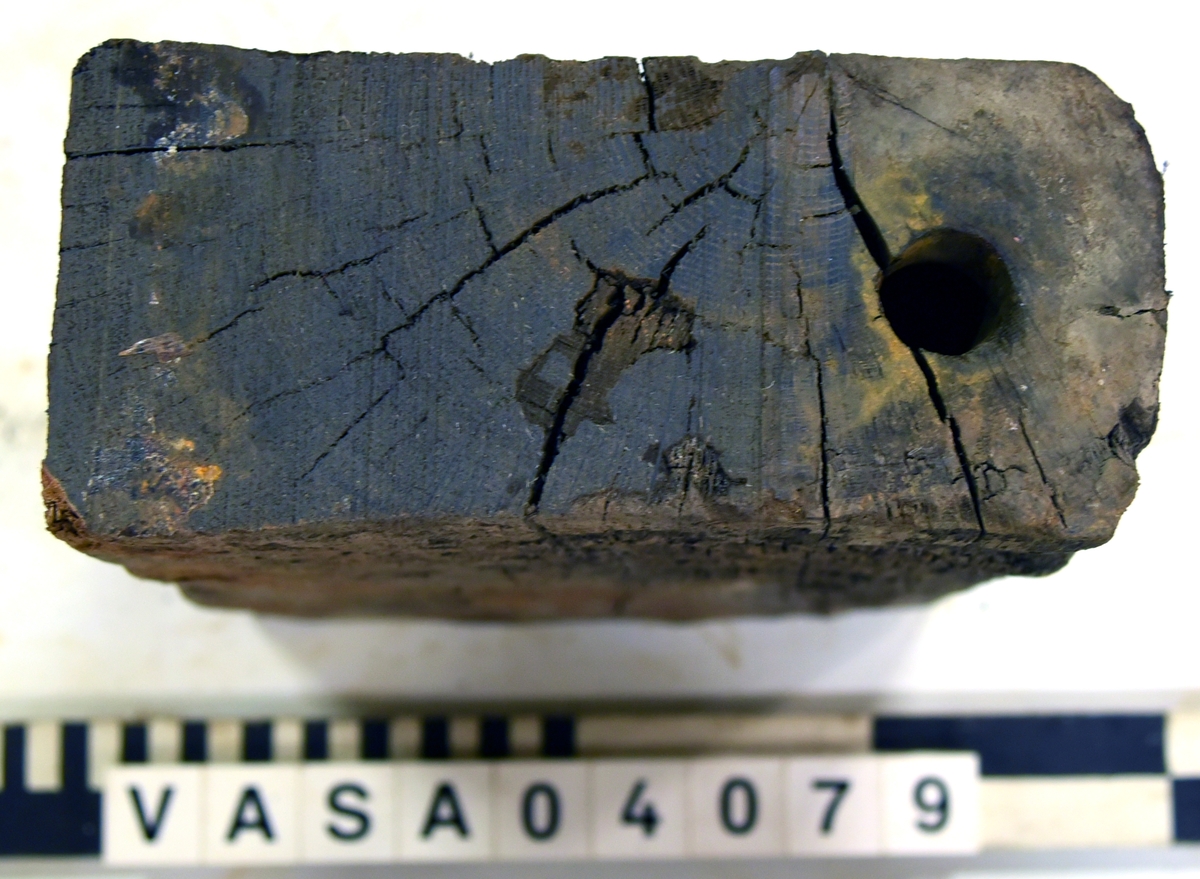 Kolv till lavett. Torr och eroderad lavettkolv, de övre kanterna eroderade.  

Dried & eroded transom, recorded assembled (some measurements  unobtainable) top edges eroded.