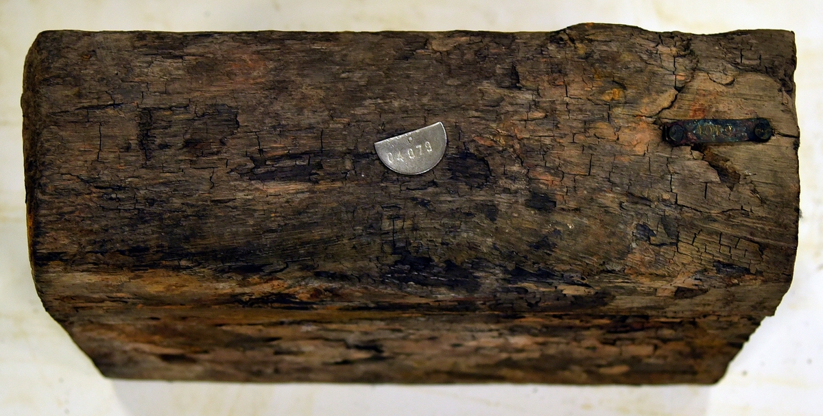 Kolv till lavett. Torr och eroderad lavettkolv, de övre kanterna eroderade.  

Dried & eroded transom, recorded assembled (some measurements  unobtainable) top edges eroded.