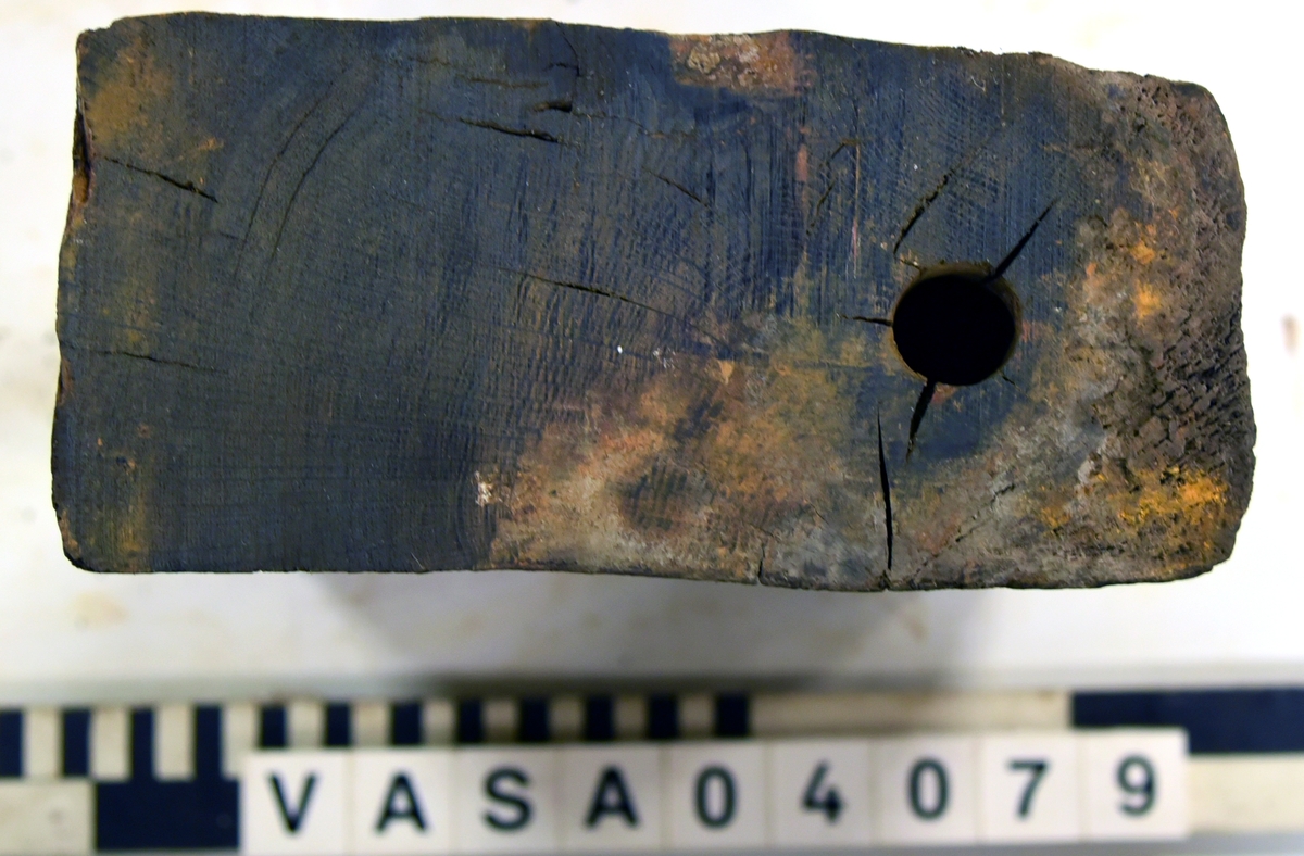 Kolv till lavett. Torr och eroderad lavettkolv, de övre kanterna eroderade.  

Dried & eroded transom, recorded assembled (some measurements  unobtainable) top edges eroded.