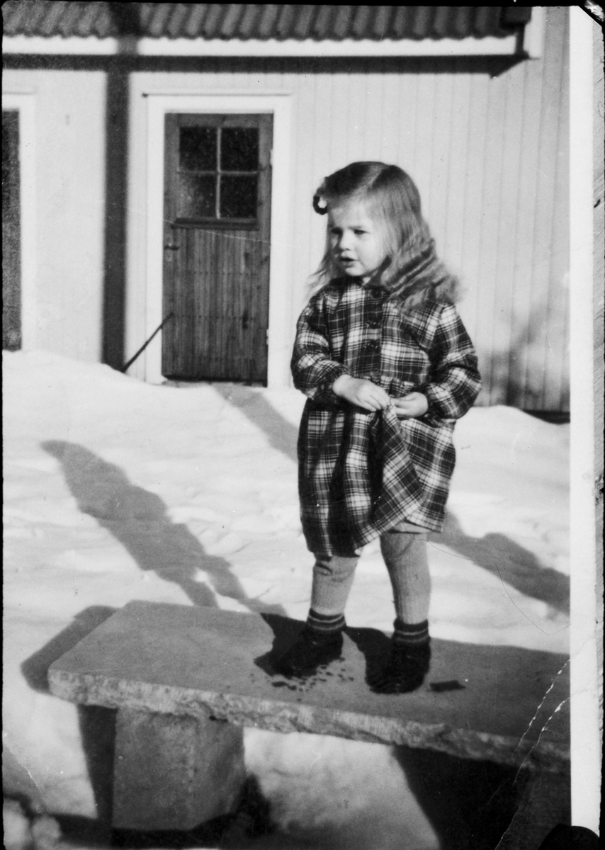 Reprofotografi - liten flicka står på en bänk, Östhammar, Uppland